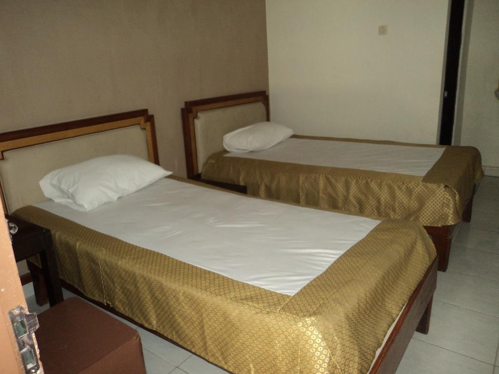 Hotel Sentral Pabean Buleleng Стая снимка