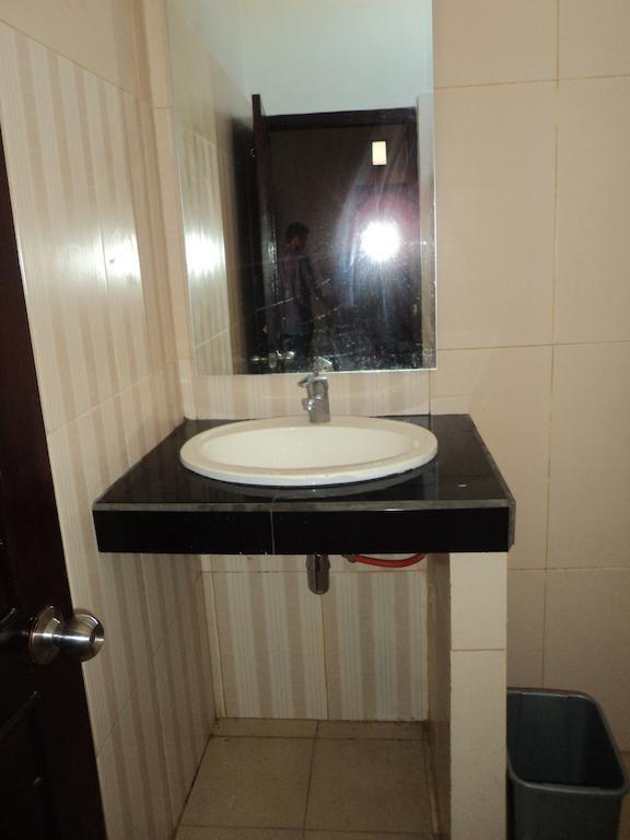 Hotel Sentral Pabean Buleleng Стая снимка